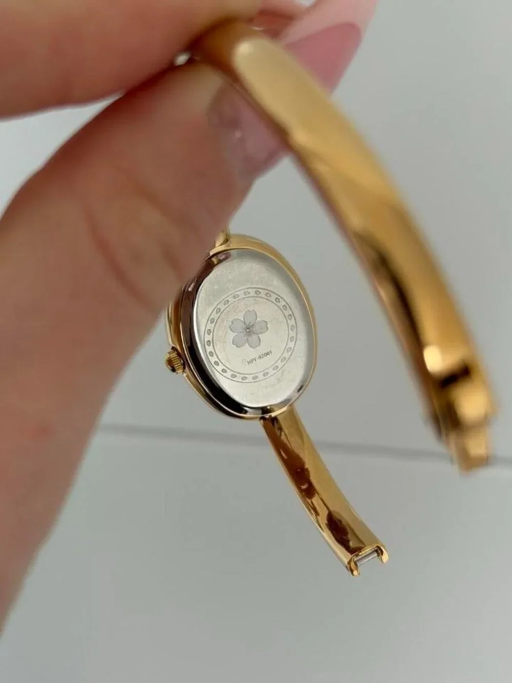 SKU:0613 vintage vibe gold metal bracelet watch Stainless steel + gift bag